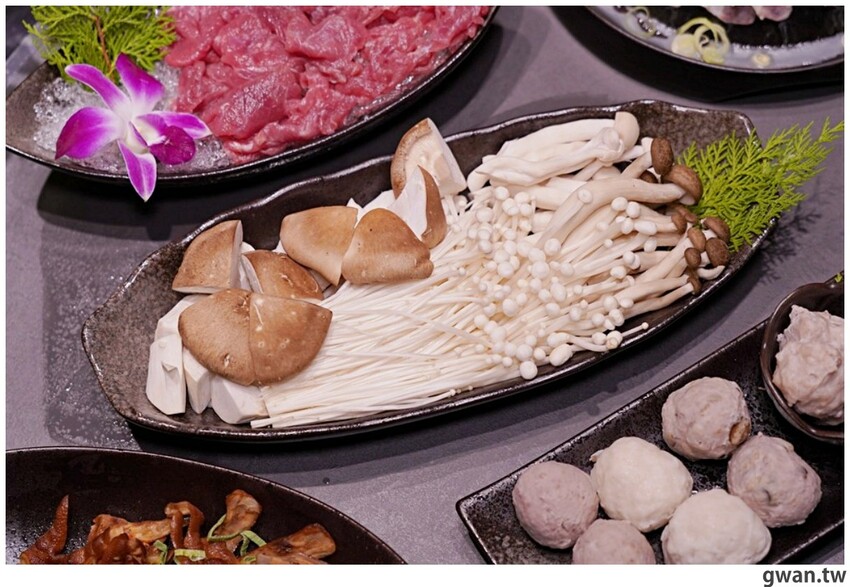 第一次看到火鍋湯可以續大骨的!這間營業到凌晨3點還免費停車,帶小朋友還幫你準備圖畫紙~