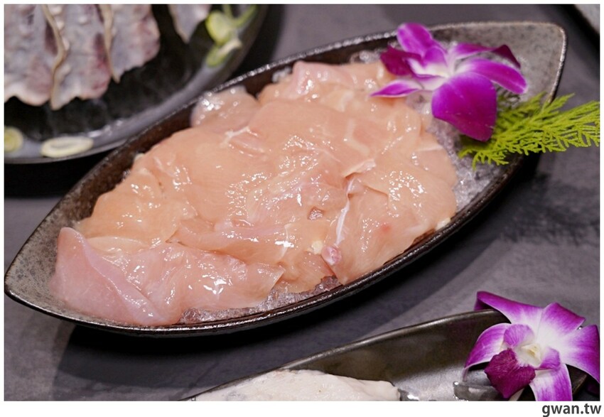 第一次看到火鍋湯可以續大骨的!這間營業到凌晨3點還免費停車,帶小朋友還幫你準備圖畫紙~