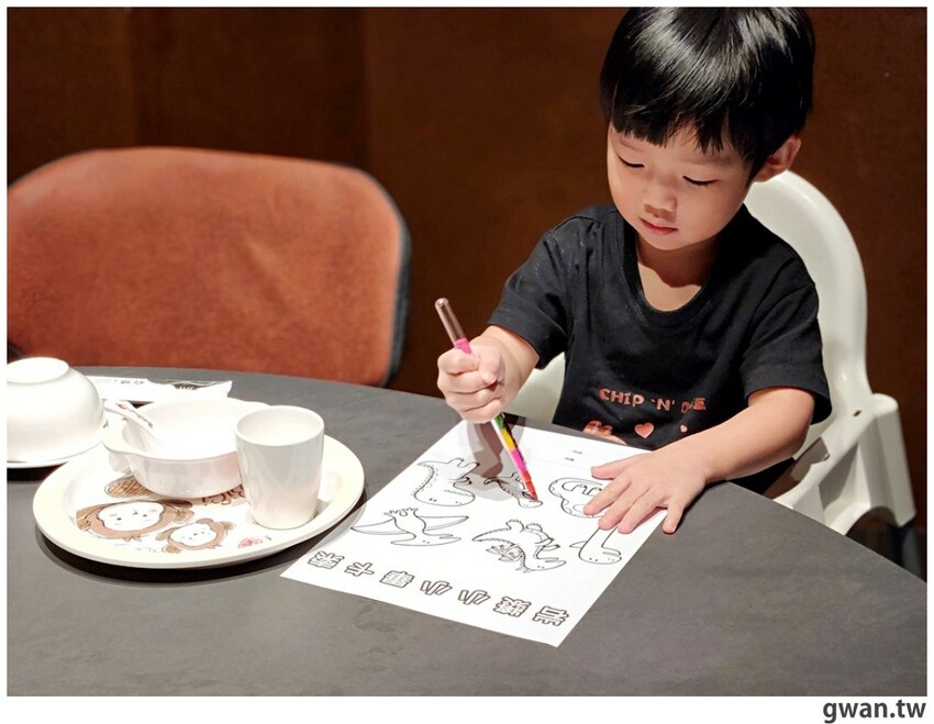 第一次看到火鍋湯可以續大骨的!這間營業到凌晨3點還免費停車,帶小朋友還幫你準備圖畫紙~