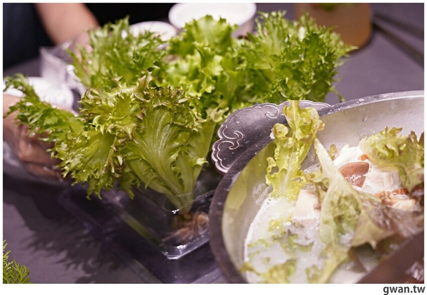 第一次看到火鍋湯可以續大骨的!這間營業到凌晨3點還免費停車,帶小朋友還幫你準備圖畫紙~