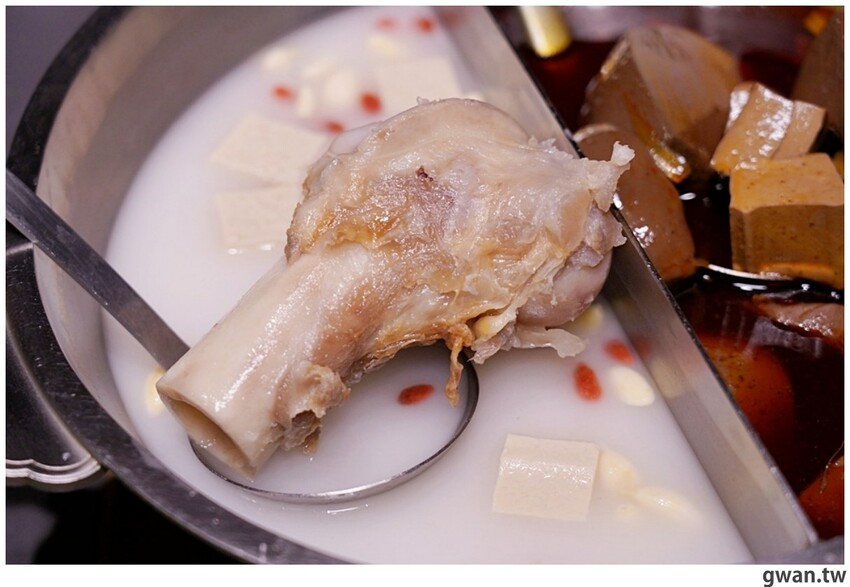 第一次看到火鍋湯可以續大骨的!這間營業到凌晨3點還免費停車,帶小朋友還幫你準備圖畫紙~