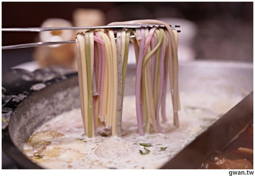 第一次看到火鍋湯可以續大骨的!這間營業到凌晨3點還免費停車,帶小朋友還幫你準備圖畫紙~