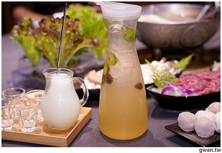 第一次看到火鍋湯可以續大骨的!這間營業到凌晨3點還免費停車,帶小朋友還幫你準備圖畫紙~