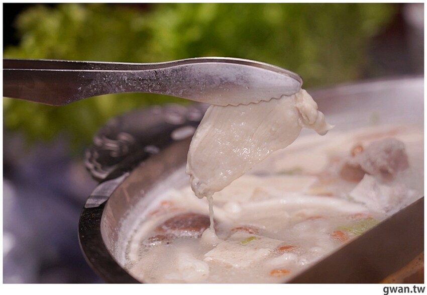 第一次看到火鍋湯可以續大骨的!這間營業到凌晨3點還免費停車,帶小朋友還幫你準備圖畫紙~