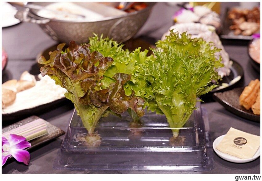 第一次看到火鍋湯可以續大骨的!這間營業到凌晨3點還免費停車,帶小朋友還幫你準備圖畫紙~