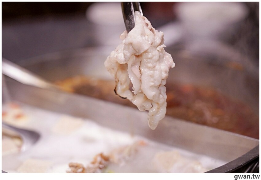 第一次看到火鍋湯可以續大骨的!這間營業到凌晨3點還免費停車,帶小朋友還幫你準備圖畫紙~