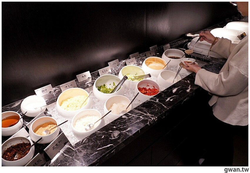 第一次看到火鍋湯可以續大骨的!這間營業到凌晨3點還免費停車,帶小朋友還幫你準備圖畫紙~