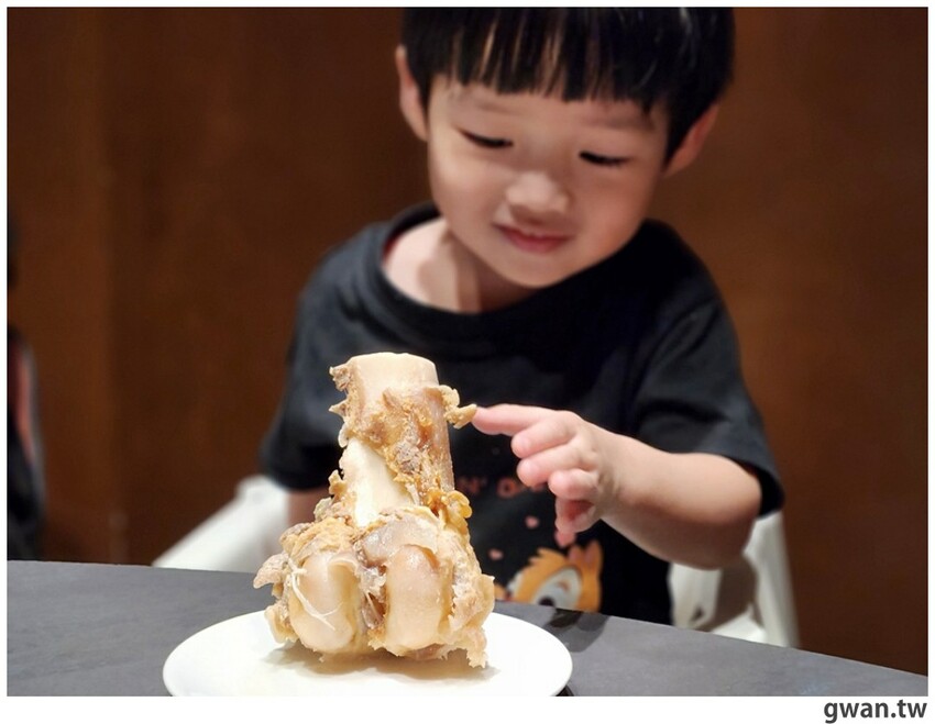 第一次看到火鍋湯可以續大骨的!這間營業到凌晨3點還免費停車,帶小朋友還幫你準備圖畫紙~