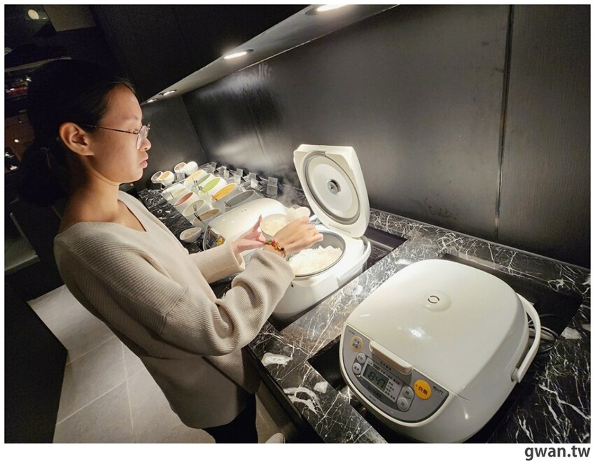 第一次看到火鍋湯可以續大骨的!這間營業到凌晨3點還免費停車,帶小朋友還幫你準備圖畫紙~