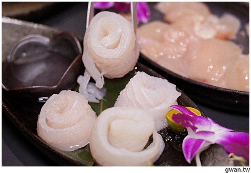 第一次看到火鍋湯可以續大骨的!這間營業到凌晨3點還免費停車,帶小朋友還幫你準備圖畫紙~