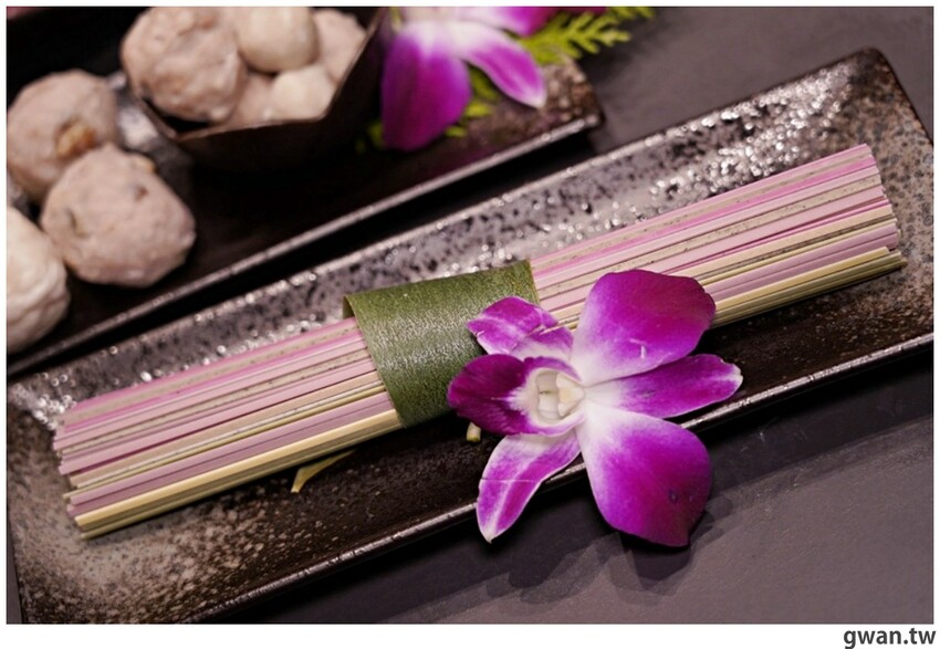 第一次看到火鍋湯可以續大骨的!這間營業到凌晨3點還免費停車,帶小朋友還幫你準備圖畫紙~