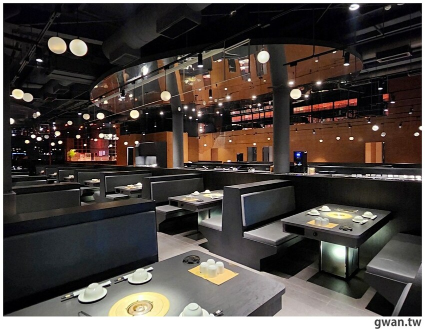 第一次看到火鍋湯可以續大骨的!這間營業到凌晨3點還免費停車,帶小朋友還幫你準備圖畫紙~