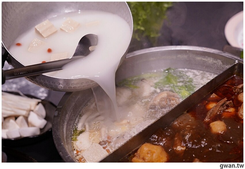 第一次看到火鍋湯可以續大骨的!這間營業到凌晨3點還免費停車,帶小朋友還幫你準備圖畫紙~