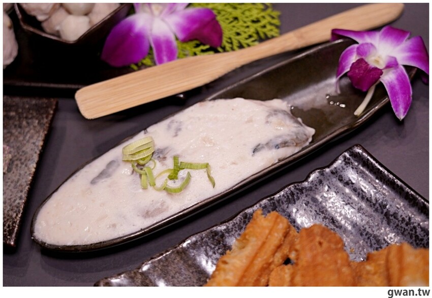 第一次看到火鍋湯可以續大骨的!這間營業到凌晨3點還免費停車,帶小朋友還幫你準備圖畫紙~