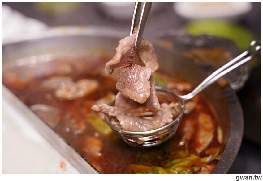 第一次看到火鍋湯可以續大骨的!這間營業到凌晨3點還免費停車,帶小朋友還幫你準備圖畫紙~