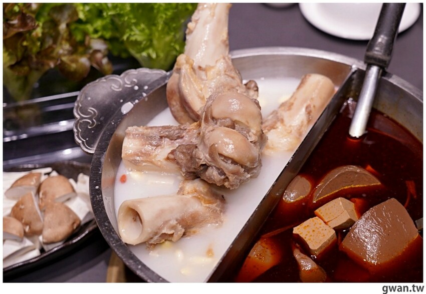 第一次看到火鍋湯可以續大骨的!這間營業到凌晨3點還免費停車,帶小朋友還幫你準備圖畫紙~