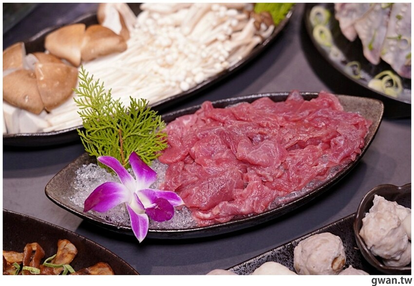 第一次看到火鍋湯可以續大骨的!這間營業到凌晨3點還免費停車,帶小朋友還幫你準備圖畫紙~