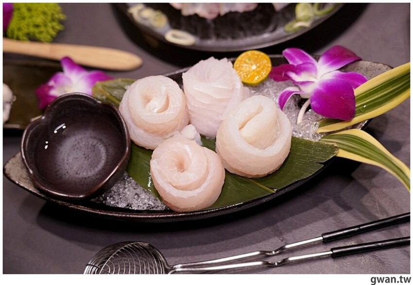 第一次看到火鍋湯可以續大骨的!這間營業到凌晨3點還免費停車,帶小朋友還幫你準備圖畫紙~