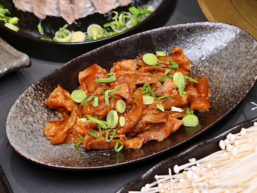 岩漿火鍋｜新竹人氣麻辣鴛鴦鍋進軍台中，鍋底免費無限續，還有會噴火的火焰炙燒豬