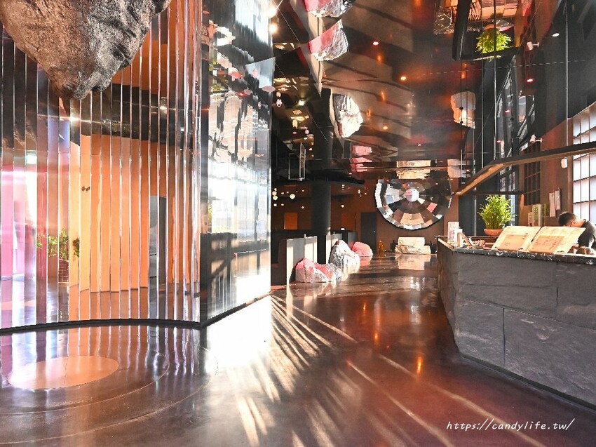 岩漿火鍋｜新竹人氣麻辣鴛鴦鍋進軍台中，鍋底免費無限續，還有會噴火的火焰炙燒豬