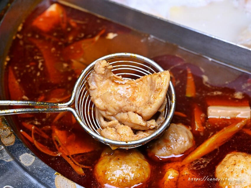 岩漿火鍋｜新竹人氣麻辣鴛鴦鍋進軍台中，鍋底免費無限續，還有會噴火的火焰炙燒豬