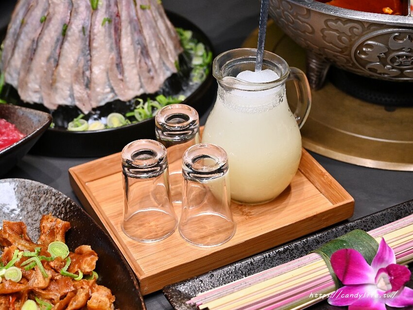 岩漿火鍋｜新竹人氣麻辣鴛鴦鍋進軍台中，鍋底免費無限續，還有會噴火的火焰炙燒豬