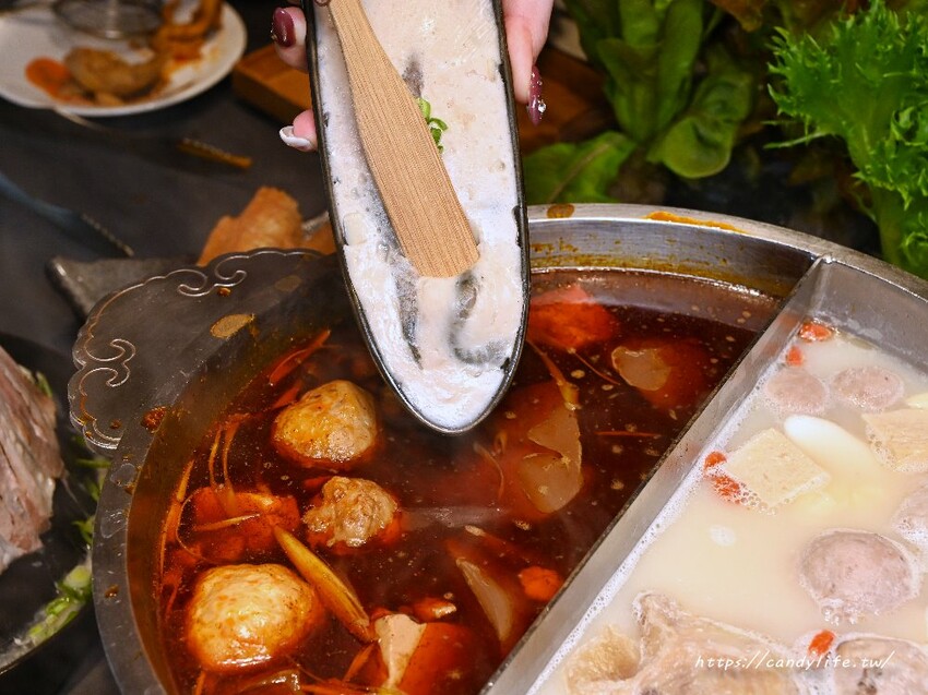 岩漿火鍋｜新竹人氣麻辣鴛鴦鍋進軍台中，鍋底免費無限續，還有會噴火的火焰炙燒豬