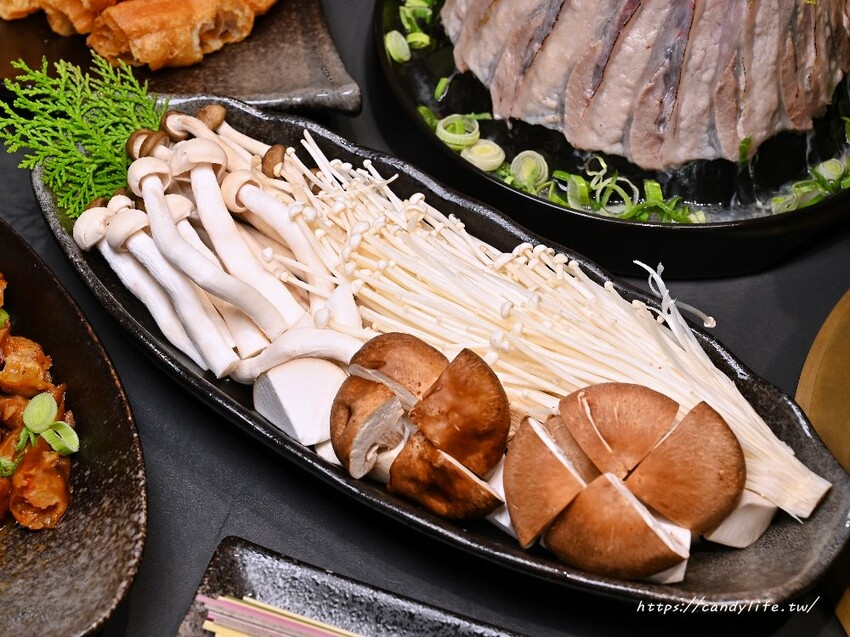 岩漿火鍋｜新竹人氣麻辣鴛鴦鍋進軍台中，鍋底免費無限續，還有會噴火的火焰炙燒豬