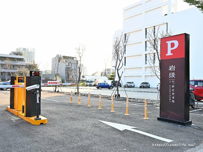 岩漿火鍋｜新竹人氣麻辣鴛鴦鍋進軍台中，鍋底免費無限續，還有會噴火的火焰炙燒豬