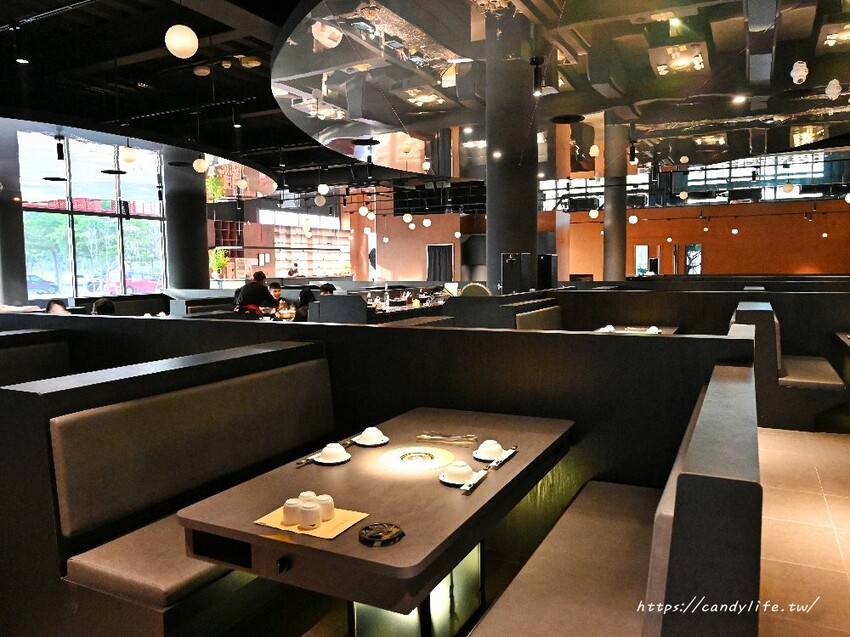 岩漿火鍋｜新竹人氣麻辣鴛鴦鍋進軍台中，鍋底免費無限續，還有會噴火的火焰炙燒豬