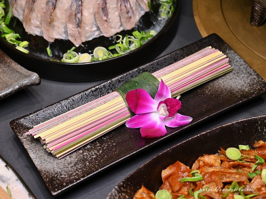 岩漿火鍋｜新竹人氣麻辣鴛鴦鍋進軍台中，鍋底免費無限續，還有會噴火的火焰炙燒豬