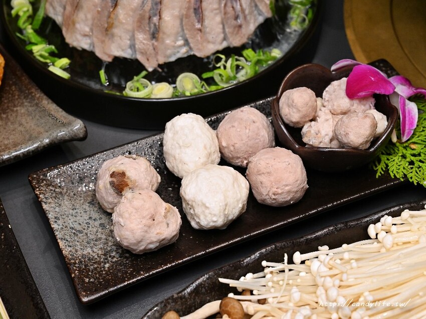 岩漿火鍋｜新竹人氣麻辣鴛鴦鍋進軍台中，鍋底免費無限續，還有會噴火的火焰炙燒豬