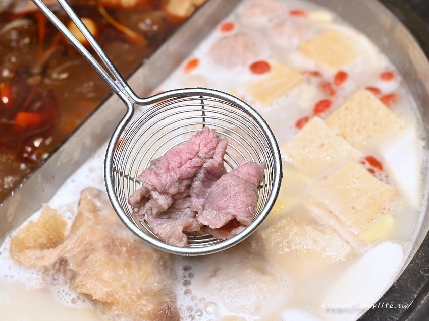 岩漿火鍋｜新竹人氣麻辣鴛鴦鍋進軍台中，鍋底免費無限續，還有會噴火的火焰炙燒豬