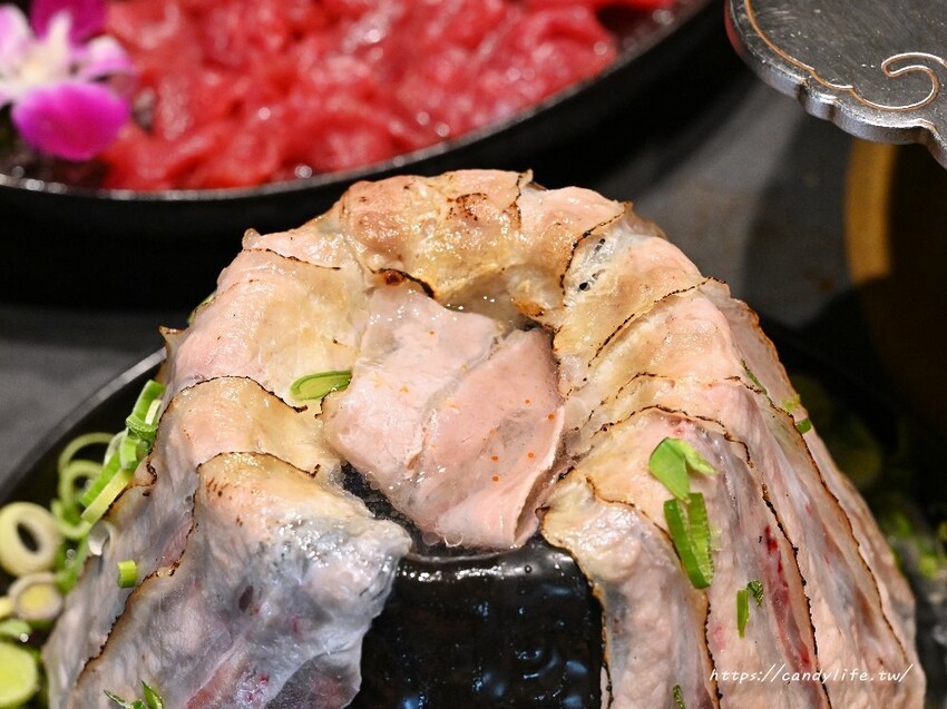 岩漿火鍋｜新竹人氣麻辣鴛鴦鍋進軍台中，鍋底免費無限續，還有會噴火的火焰炙燒豬