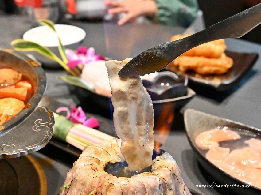 岩漿火鍋｜新竹人氣麻辣鴛鴦鍋進軍台中，鍋底免費無限續，還有會噴火的火焰炙燒豬