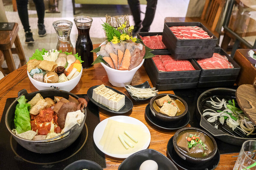 岩漿火鍋｜超霸氣大份量梅花豬盤，火焰炙燒視覺饗宴，營業至凌晨3點宵夜場！