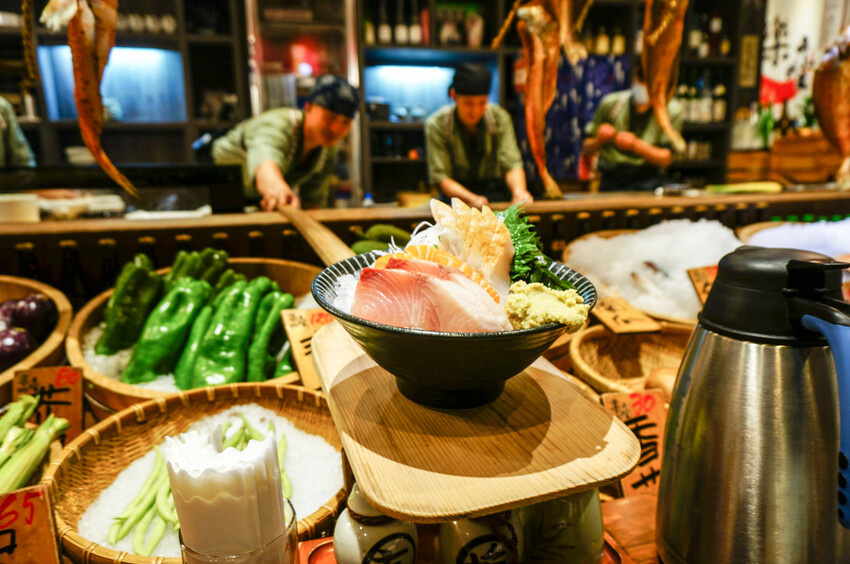 岩漿火鍋｜超霸氣大份量梅花豬盤，火焰炙燒視覺饗宴，營業至凌晨3點宵夜場！