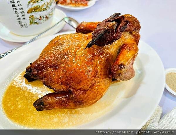 【宜蘭礁溪美食】《皇家花園餐廳》粵式脆皮烤雞,風味獨特;公雞 【宜蘭礁溪美食】《皇家花園餐廳》粵式脆皮烤雞,風味獨特;公雞
