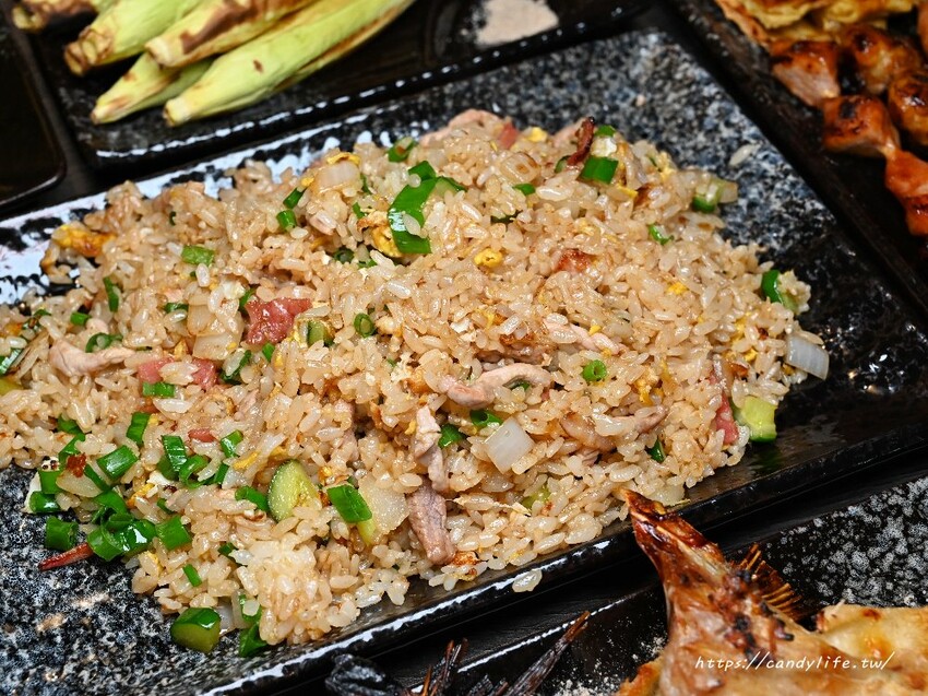 饑焰中燒串烤店｜串燒、熱炒專賣店，營業至凌晨1點半，不只現烤串燒，炒飯更是一絕！