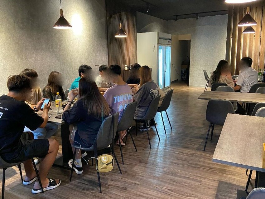 饑焰中燒串烤店｜串燒、熱炒專賣店，營業至凌晨1點半，不只現烤串燒，炒飯更是一絕！