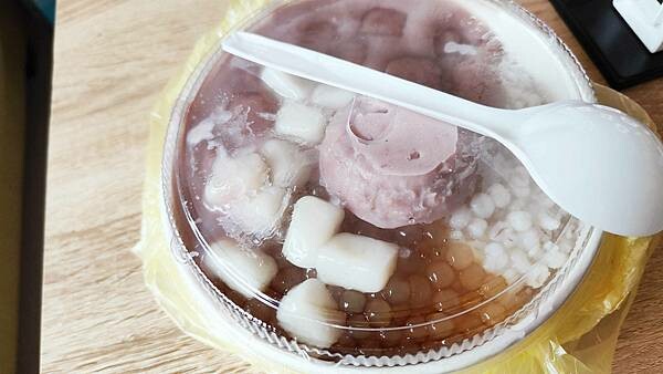 排隊人潮幾乎沒有停過！小小一間攤位，卻擁有超高人氣，一個排一個，排到大馬路上的超長人龍，超划算的價格