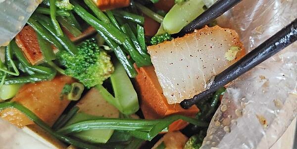 排隊人潮幾乎沒有停過！小小一間攤位，卻擁有超高人氣，一個排一個，排到大馬路上的超長人龍，超划算的價格