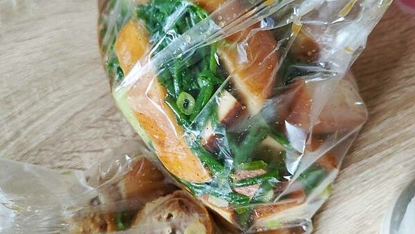 排隊人潮幾乎沒有停過！小小一間攤位，卻擁有超高人氣，一個排一個，排到大馬路上的超長人龍，超划算的價格