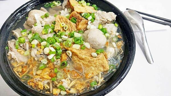 排隊人潮幾乎沒有停過！小小一間攤位，卻擁有超高人氣，一個排一個，排到大馬路上的超長人龍，超划算的價格