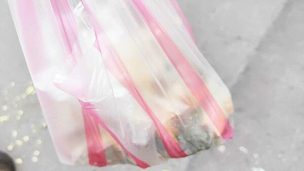 排隊人潮幾乎沒有停過！小小一間攤位，卻擁有超高人氣，一個排一個，排到大馬路上的超長人龍，超划算的價格