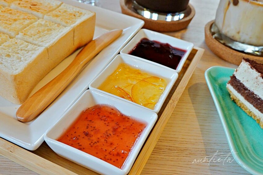 【台北】迪化街|琢磨 永樂店,濃醇冰磚拿鐵配綠豆糕,有插座的悠閒咖啡廳