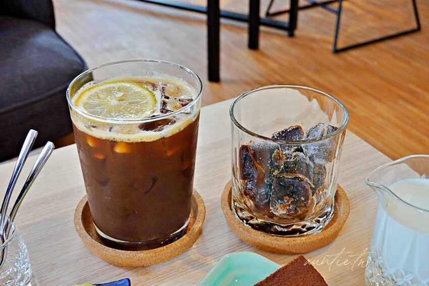 【台北】迪化街|琢磨 永樂店,濃醇冰磚拿鐵配綠豆糕,有插座的悠閒咖啡廳