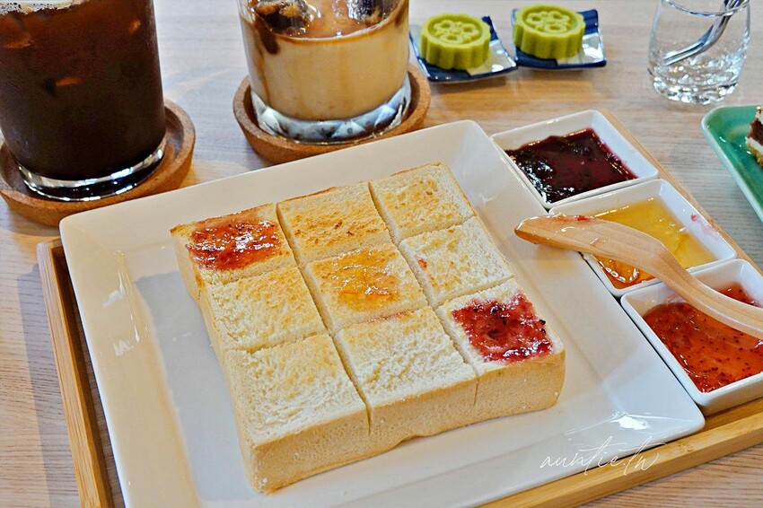 【台北】迪化街|琢磨 永樂店,濃醇冰磚拿鐵配綠豆糕,有插座的悠閒咖啡廳