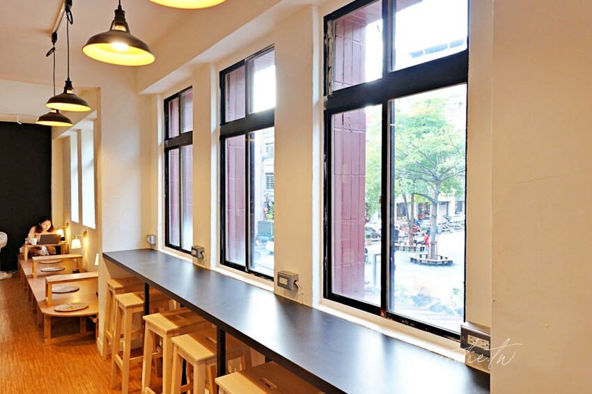 【台北】迪化街|琢磨 永樂店,濃醇冰磚拿鐵配綠豆糕,有插座的悠閒咖啡廳