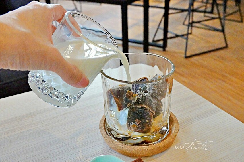 【台北】迪化街|琢磨 永樂店,濃醇冰磚拿鐵配綠豆糕,有插座的悠閒咖啡廳